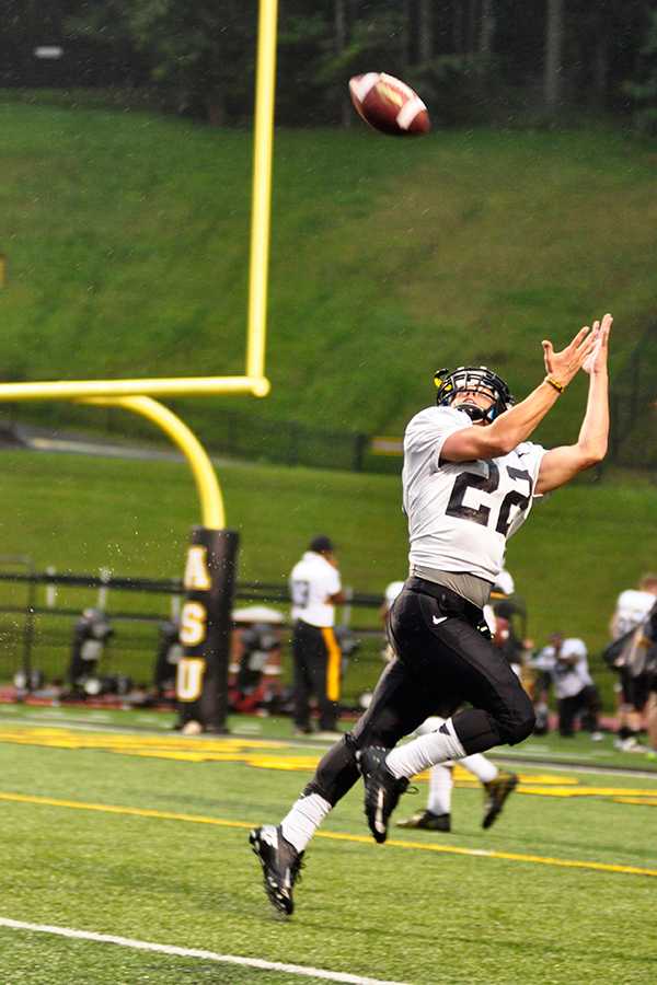 Sophomore+wide+reciever+Seth+Sloane+catches+the+ball+while+warming+up+for+Appalachian+Footballs+annual+Fan+Fest+on+Saturday.+Despite+constant+rain%2C+approximately+4%2C500+fans+showed+up+to+the+scrimmage.+Photo+by+Rachel+Krauza+%7C+The+Appalachian