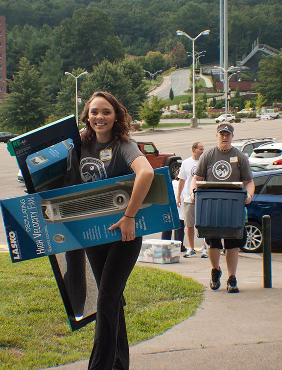 Freshman biology major Elizabeth Wimmer, left, and junior criminal justice and political science major Orren Weaver help out with Move-In Weekend at Belk Residence Hall on Friday. Rachel Krauza | The Appalachian