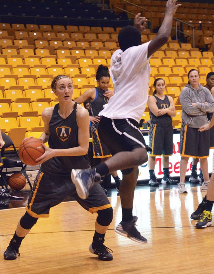 Womens basketball looks to Maryah Sydnor for leadership 