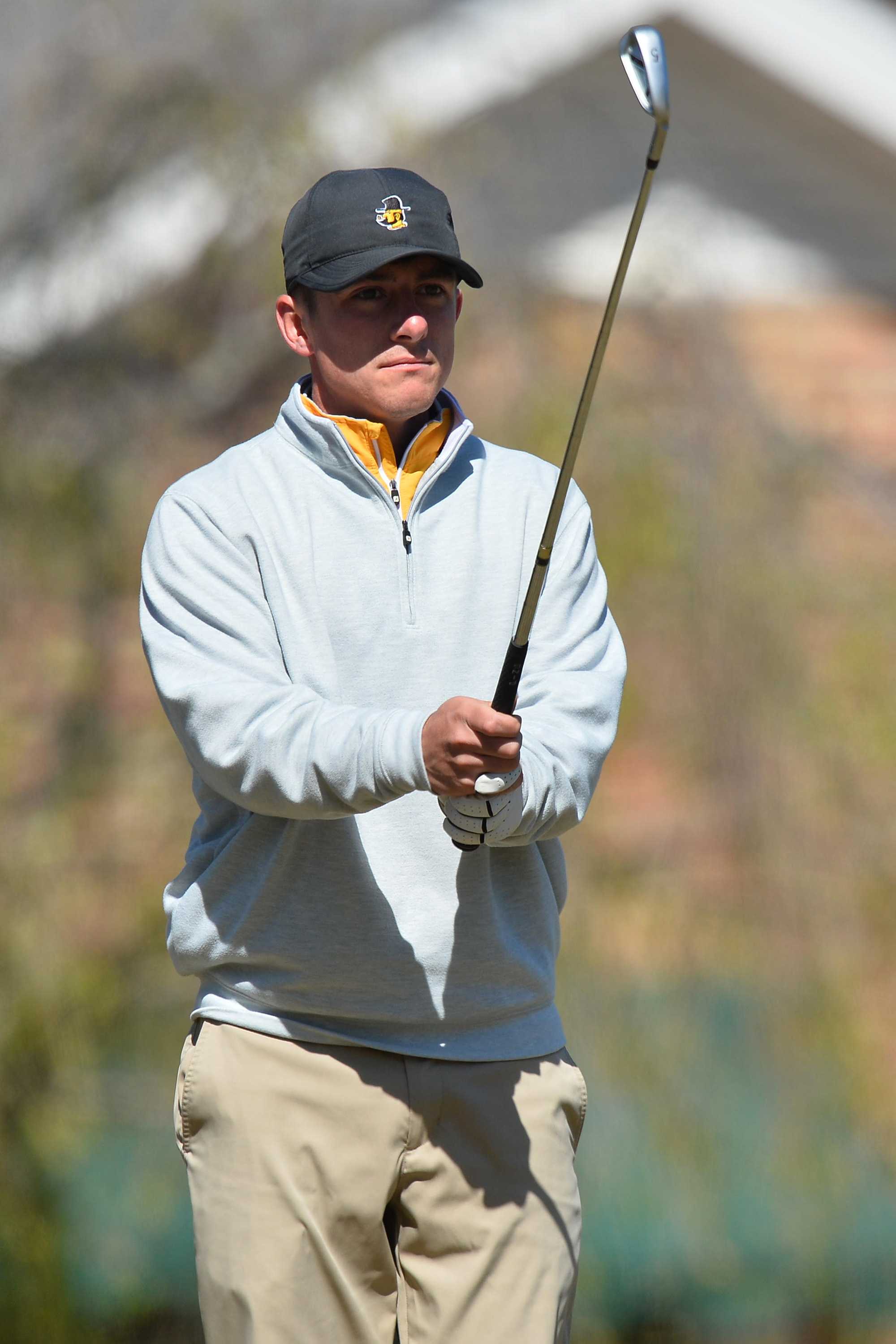 Senior Caleb Keck lines up an approach shot during the Irish Creek Intercollegiate. Photo courtesy of Tim Cowie.