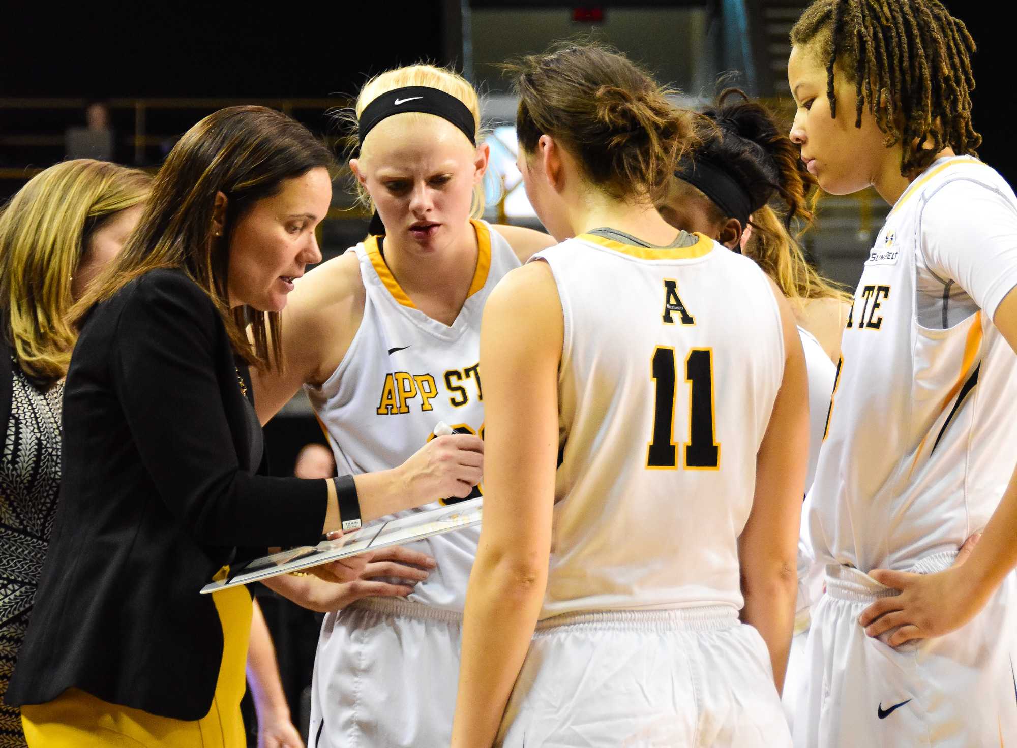 Womens+basketball+Coach+Angel+bringing+the+team+into+a+huddle+during+their+final+game+of+the+season+against+ASU+on+March+5th.+Photo+by+Lee+Sanderlin.