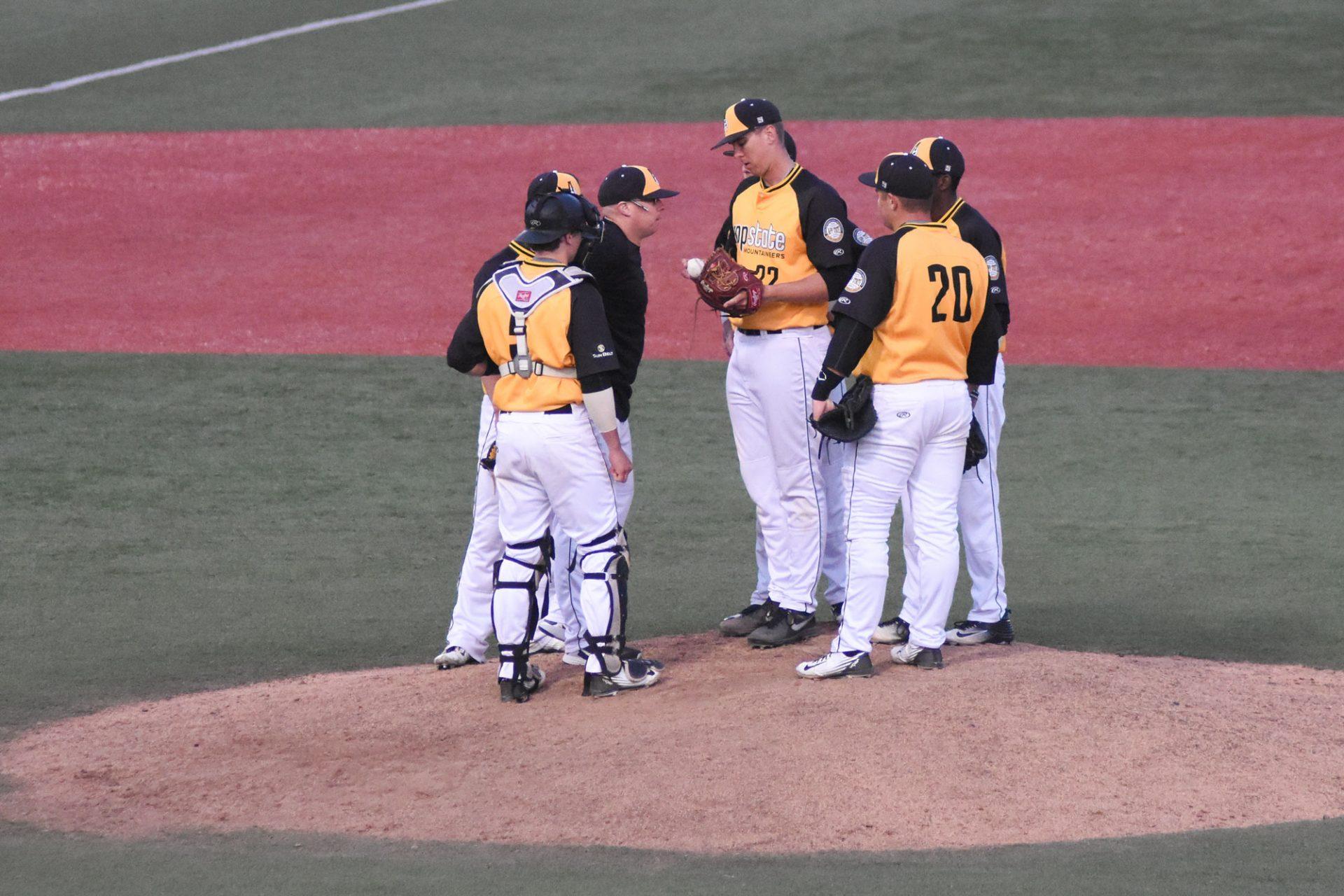 The 2016 App State baseball team discussing the next play during a time out. 