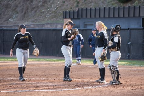 Players on the App State softball team discuss the next play during a timeout in the 2017 season. Courtesy of Halle Keighton. 
