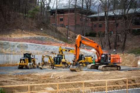 A parking deck is being built between Frank and Eggers Residence Halls. The deck will contain close to 500 spots and is set to open by the end of 2020. Photo by Brendan Hoekstra
