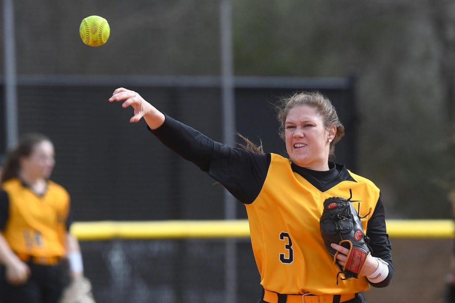 Senior+third+baseman+Keri+White+makes+a+play+during+a+game+last+season.+White+led+the+Mountaineers+in+seven+statistical+categories+and+was+named+to+the+all-Sun+Belt+second+team+a+season+ago.+