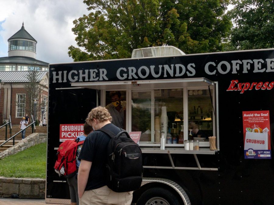 Students+wait+outside+of+Higher+Grounds+Coffee+food+truck+for+their+orders+on+Sanford+Mall.