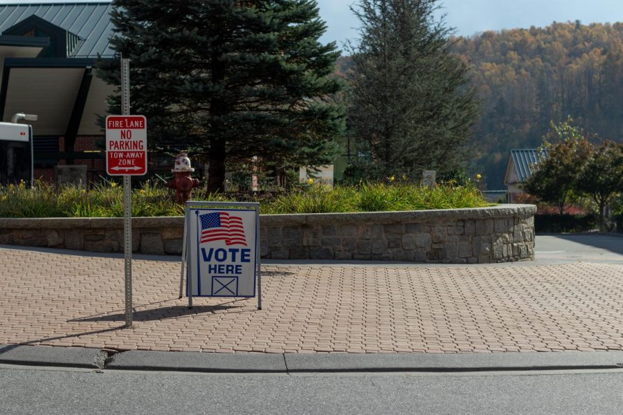 A sign in College Street Circle informs community members that early voting is taking place in the Plemmons Student Union Blue Ridge Ballroom for the 2020 presidential election.