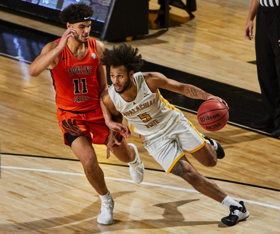 Graduate transfer guard Michael Almonacy drives against Bowling Green Monday night. The Brentwood, New York native led the Mountaineers with 21 points against the Falcons. 