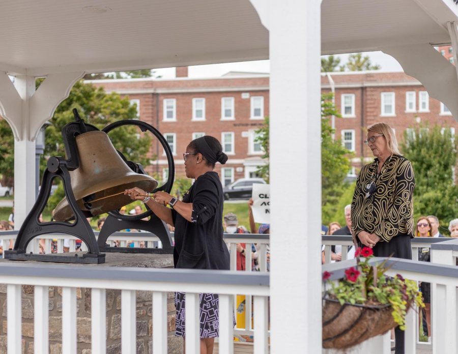 Lynn Patterson, class of ‘89 alumna, rings the bell. Patterson is a Belk Library university program specialist and daughter of fellow Bell Ringer Roberta Jackson.
Karl Campbell, the event’s leading speaker, said Patterson represented “the service of faculty and staff to App State and the many multi-cultural mountaineers, multi-generational families.” 