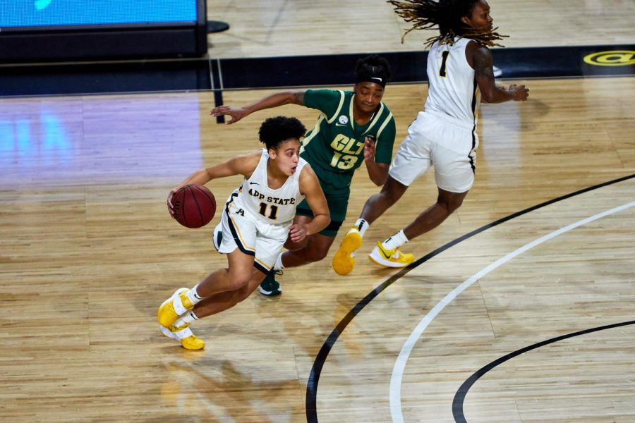 Sophomore+guard+Faith+Alston+drives+into+the+lane+against+Charlotte.+Alston+averaged+4+points+and+2.5+assists+per+game+as+a+freshman.+