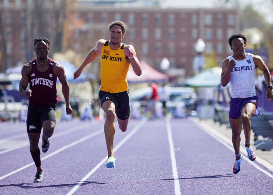 Graduate+student+DeShawn+Ballard+sprints+ahead+of+the+competition+in+the+mens+200+meter+April+2%2C+2022.+