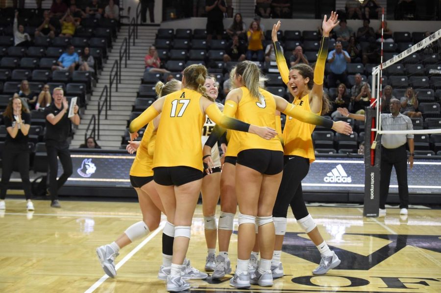 App State huddles up to celebrate scoring a point at the Wofford Tournament, Sept. 2, 2022. 
