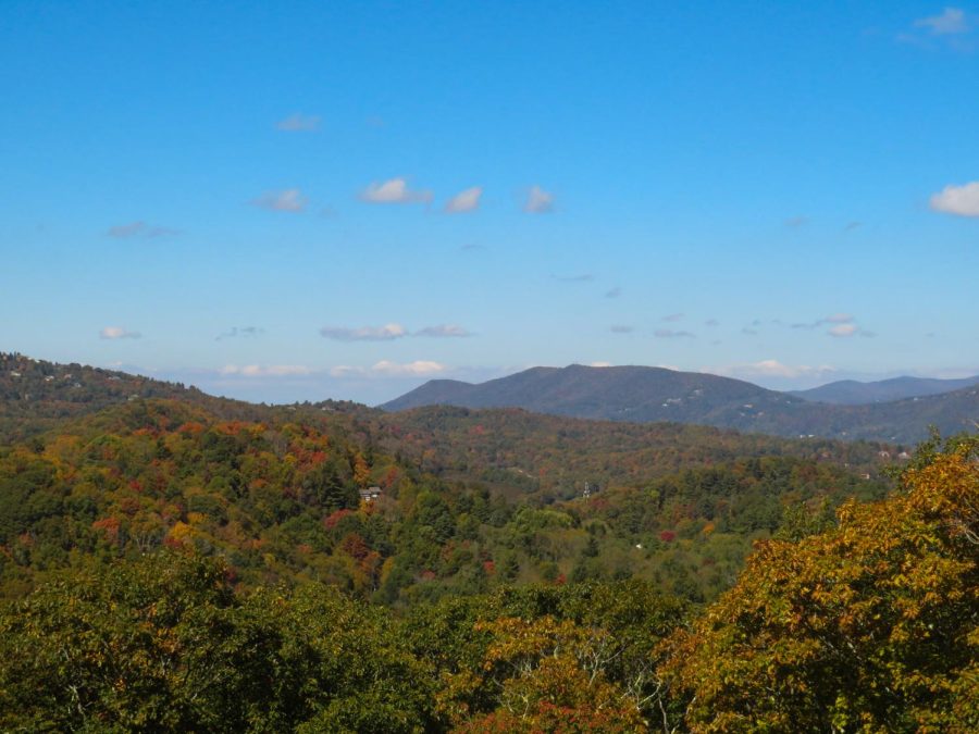 The Appalachian mountains viewed from the Blue Ridge Parkway during peak week.