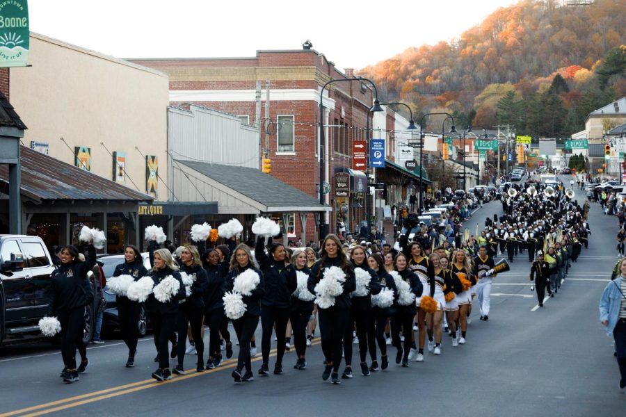 App+state%E2%80%99s+cheerleaders+and+marching+band+lead+the+Homecoming+Parade.