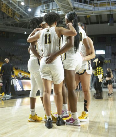 App State huddles up during its 67-61 victory over ULM Jan. 22, 2022. 