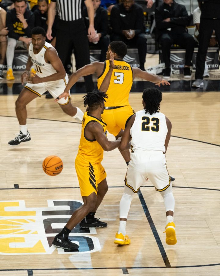 Sophomore guard Terence Harcum slips a pocket pass to senior forward Donovan Gregory. Gregory and Harcum both finished with 13 points in the loss to Kennesaw St. Nov. 19, 2022. 