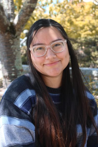 Rebeca Perez-Gonzalez, en su último año de universidad con una especialización en trabajo social, sonríe por un retrato.