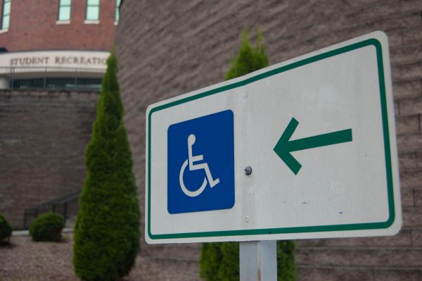 Sign points to the accessible ramp in front of the Student Recreation Center. Sep. 12, 2023.