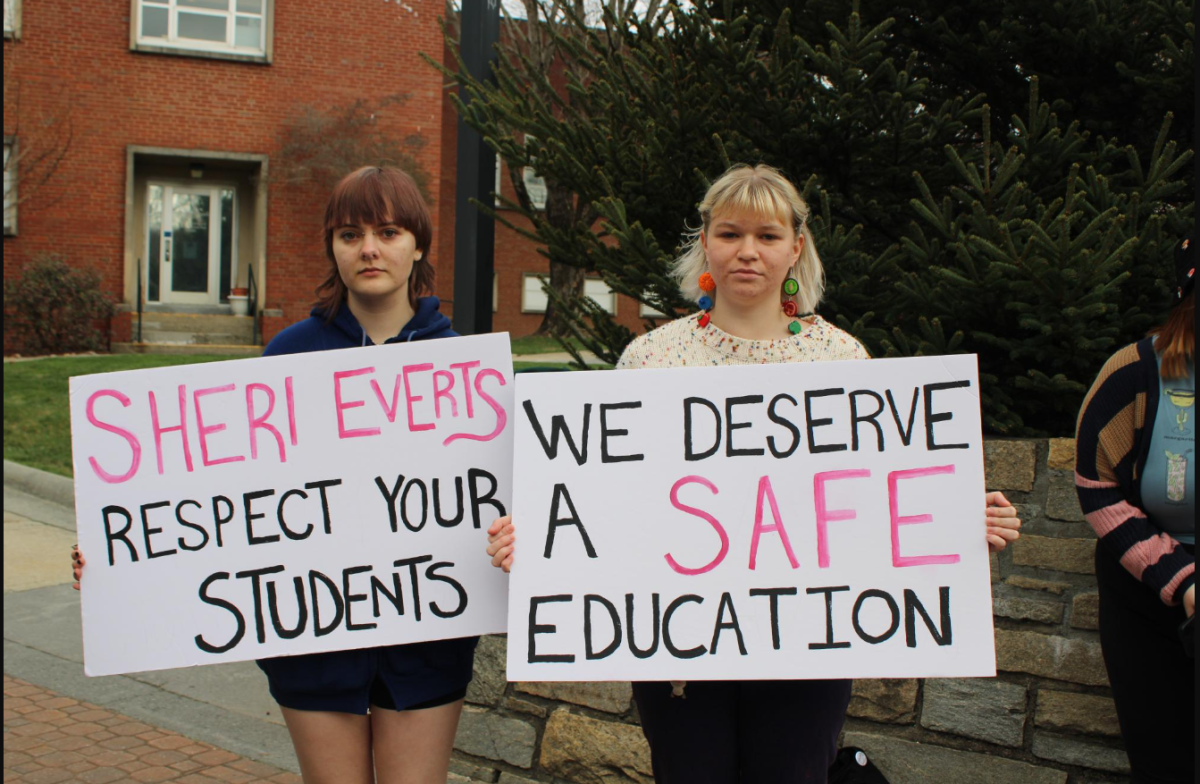 La estudiante de tercer año con especialidad en arte de estudio, Rachel Merrit (izquierda), y la estudiante de tercer año de psicología, Abigail Bamber, posan con los carteles que hicieron para la protesta sobre las condiciones de seguridad en Wey Hall el 22 de marzo de 2024.