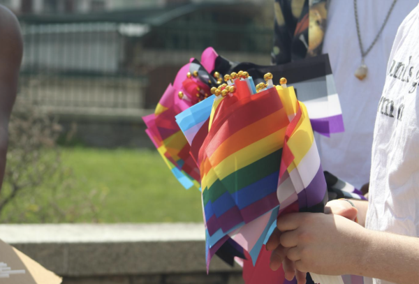 Estudiantes sostienen banderas del orgullo en abril del 2021. Esta semana dedicada a programación queer en App State anteriormente llamada semana del orgullo (Pride Week) pero ha sido renombrada a Spring Fest.