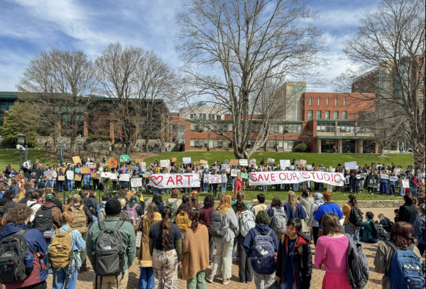Una manifestacion pasiva en apoyo de la seguridad de los estudiantes en Wey Hall se junta en el lugar principal de Sanford mall el 28 de marzo.