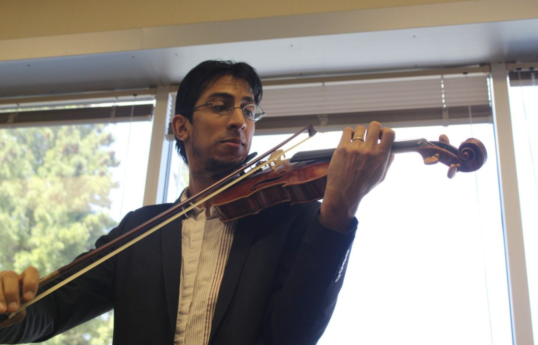 Profesor asistente Pedro Maia toca su violín en el centro musical Broyhill el 29 de agosto. Maia ha tocado en varios distintos lugares a través del mundo y planea compartir sus experiencias con los estudiantes de App State.
