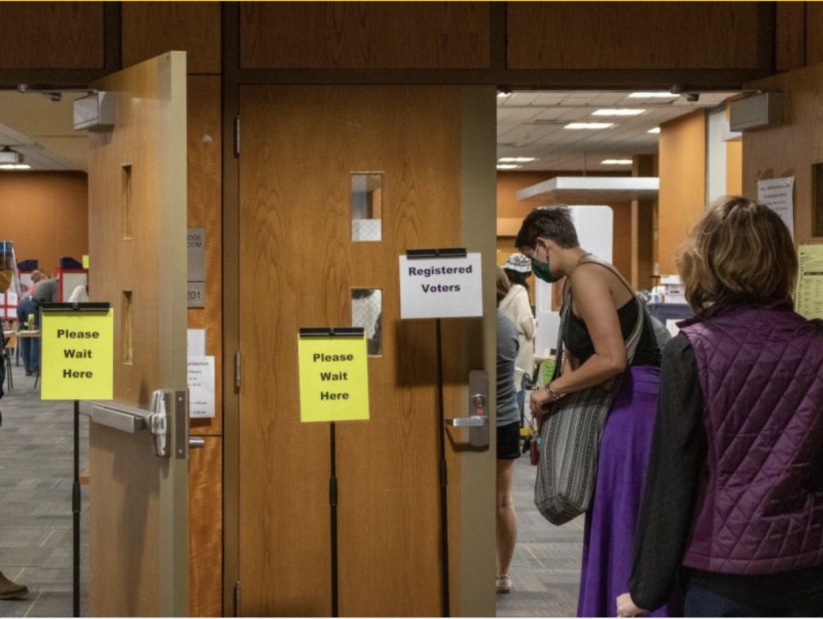 Miembros de la comunidad esperan en fila afuera del salon Blue Ridge en la unión estudiantil Plemmons el 15 de Octubre del 2020, el primer día de la votación temprana.