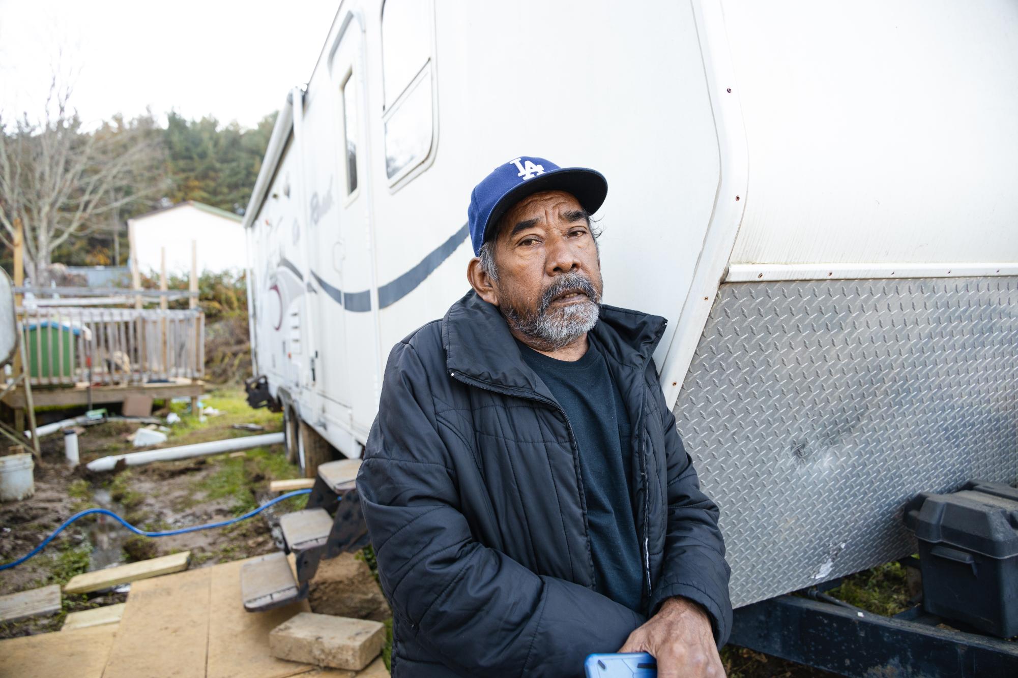 Martín Ramirez frente a la casa rodante donada el 29 de octubre. Esta sirve como su hogar temporal. Voluntarios de Harvest House Church le ayudan acomodarse proporcionando tanques de propano y suministros necesarios