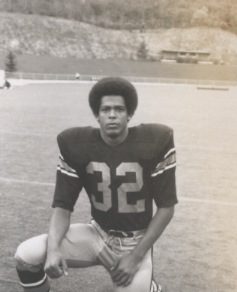 Clayton Deskins arrodillado en lo que una vez se llamó Conrad Stadium durante su tiempo como jugador de fútbol americano en App State de 1968 a 1971.