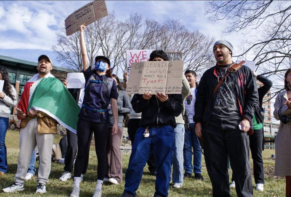 Protesters stand on Sanford Mall to advocate for the rights of immigrants in the U.S. on Feb. 3.
Los protestantes parados en Sanford Mall, abogan por los derechos de inmigrantes en los EE.UU. el 3 de febrero.