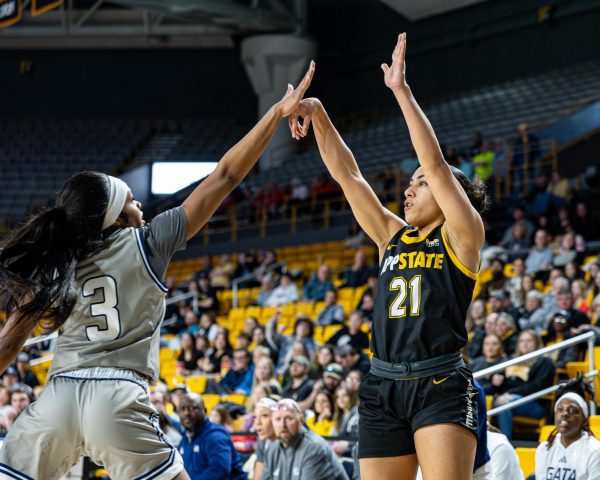 Late game heroics push Mountaineer women’s basketball over the Warhawks