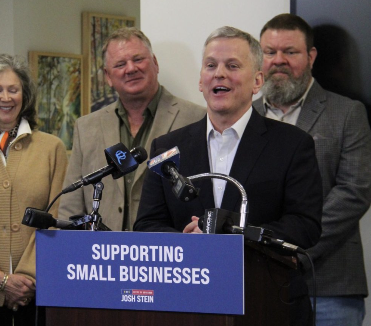 El gobernador Josh Stein visita Boone, Anuncia subvenciones para negocios pequeños en el High country