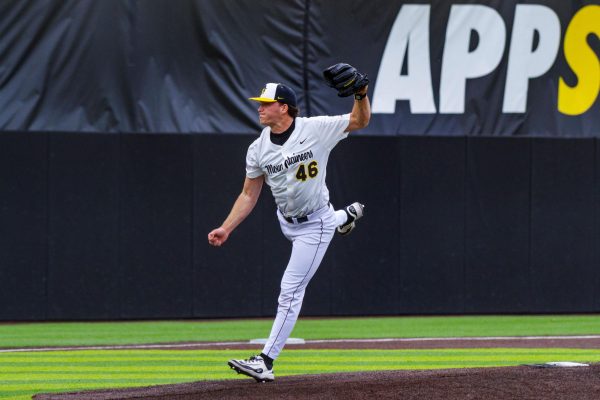 Offense, clutch pitching lead Mountaineers baseball to sweep of Texas State