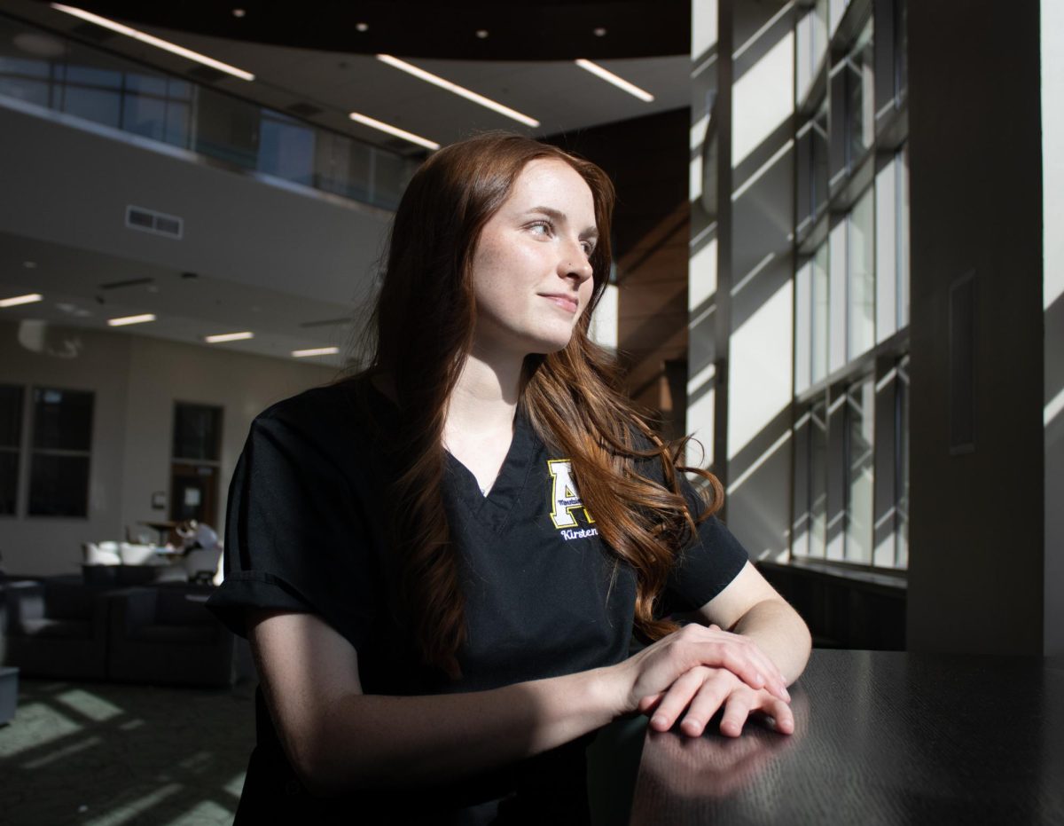 Kirsten Hafkey. estudiante de último año de enfermería, se sienta dentro del edificio de ciencias de salud Leon Levine el primero de abril.