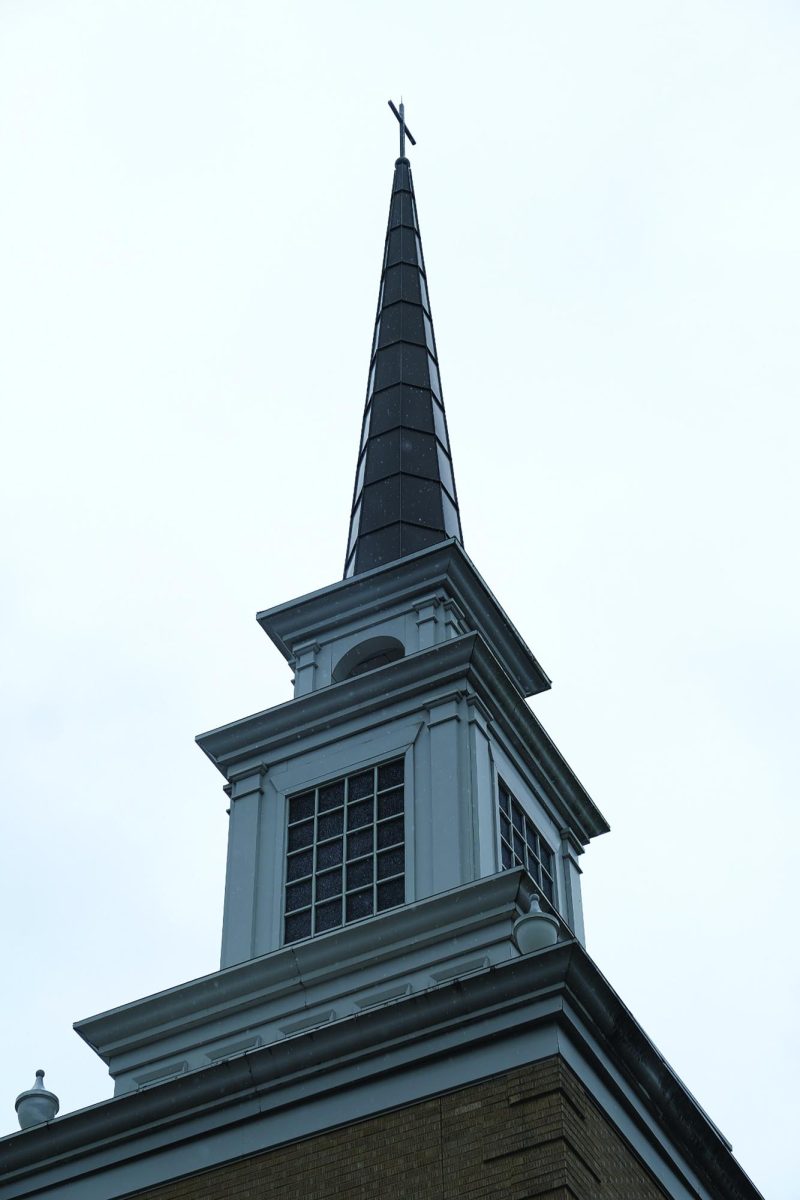 El campanario de la iglesia First Baptist visto desde la intersección de King Street y College Street el 19 de julio.
