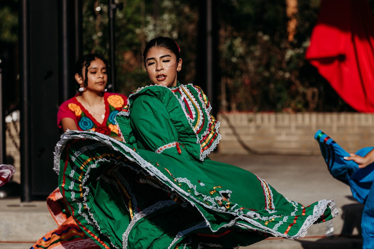 La bailarina del Challenger School se presenta con "El son de la negra" en Hickory el 29 de septiembre de 2024. 