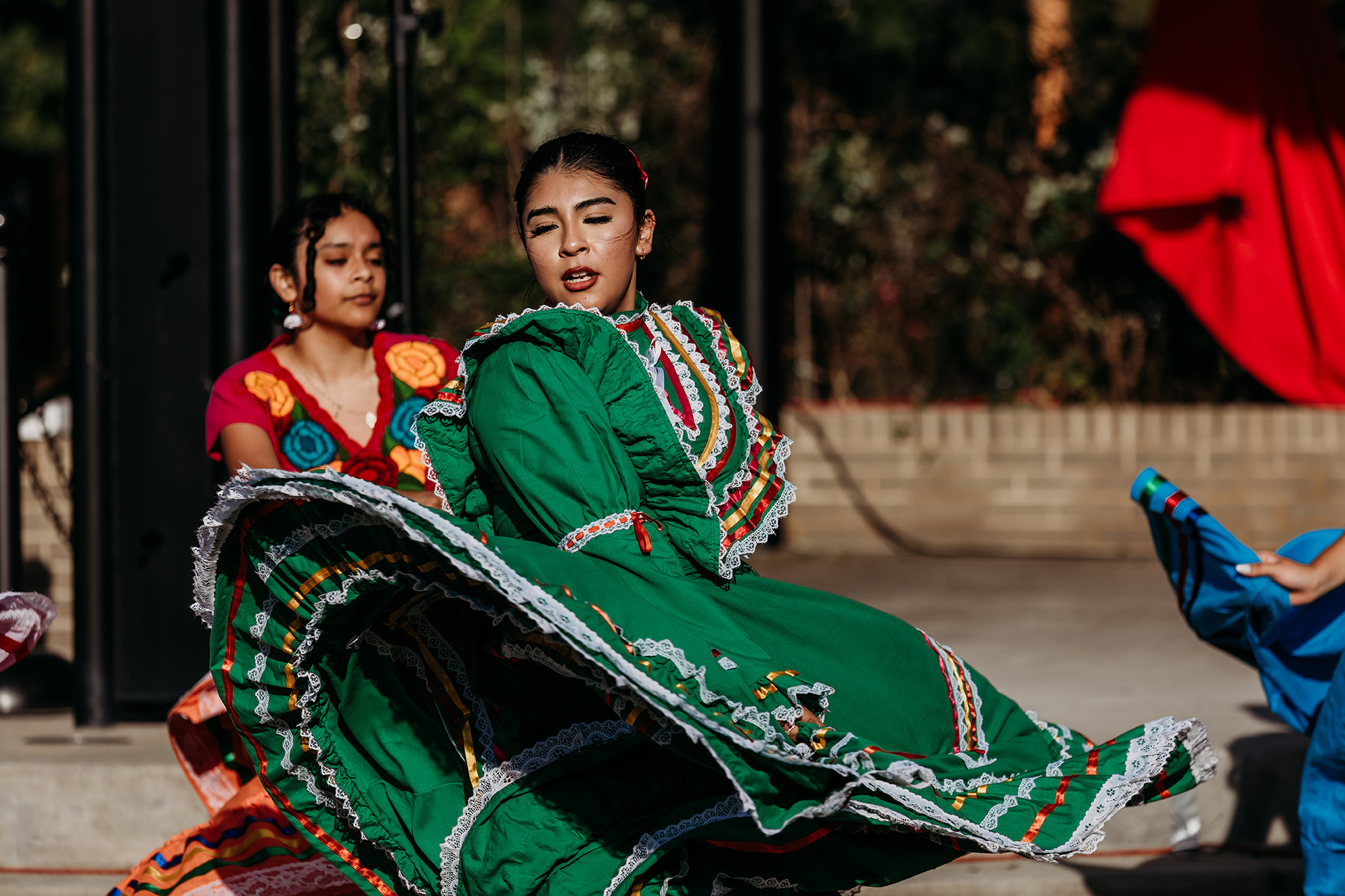 La bailarina del Challenger School se presenta con "El son de la negra" en Hickory el 29 de septiembre de 2024. 