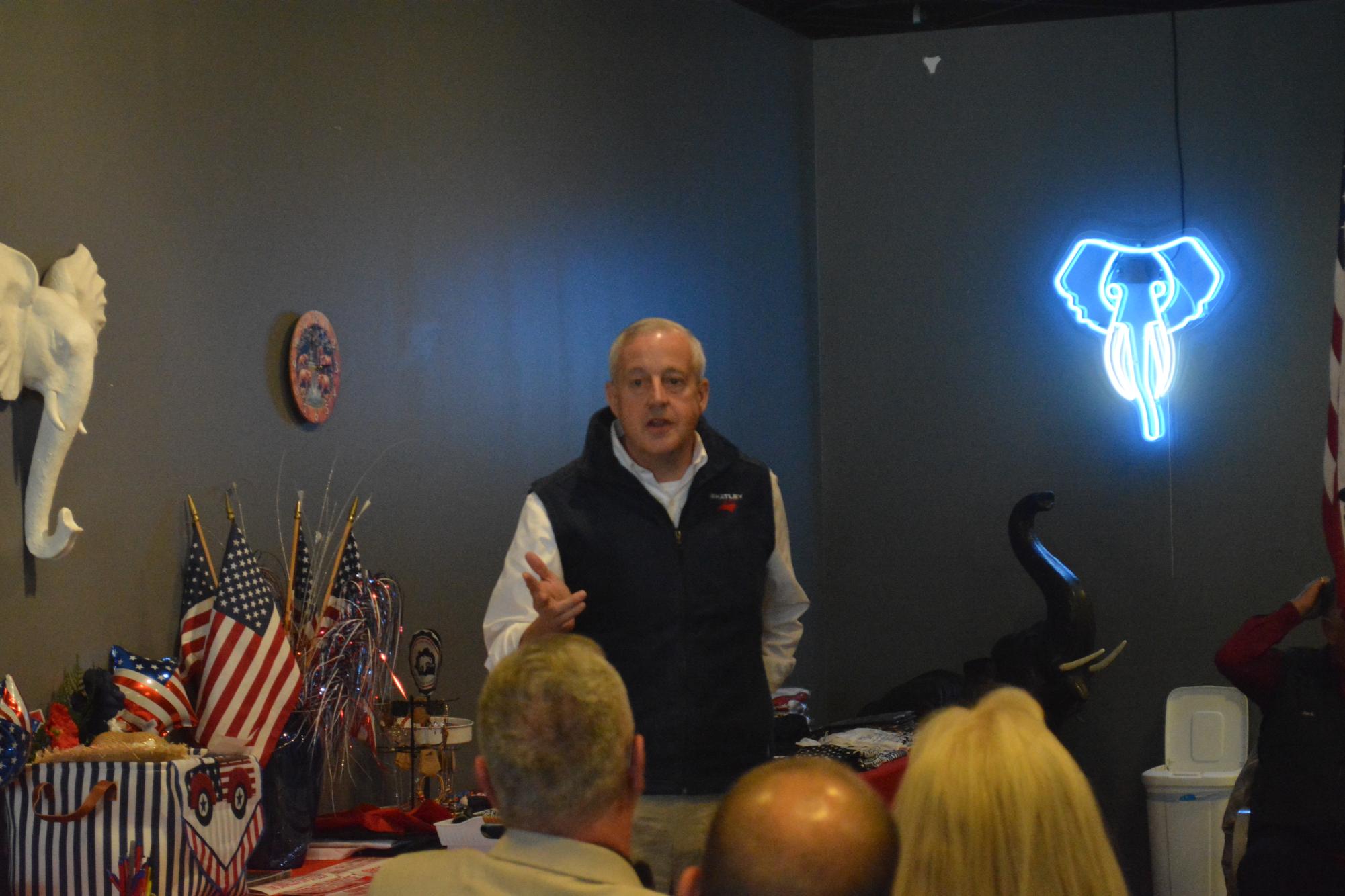 Un orador a Michael Whatley en una reunión pública en Wilkes County Republican Headquarters en Wilkesboro el 25 de octubre.
