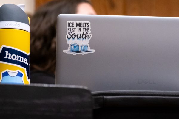La computadora de la voluntaria Kirstin Cassell, adornada con una calcomanía que decía “ICE MELTS FAST IN THE SOUTH”, en el LLC el 27 de febrero.