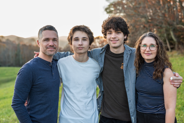 Zach Farris, profesor asociado en el Departamento de Kinesiología, y Alisha Farris, profesora asociada en el Departamento de Nutrición, junto a sus dos hijos.